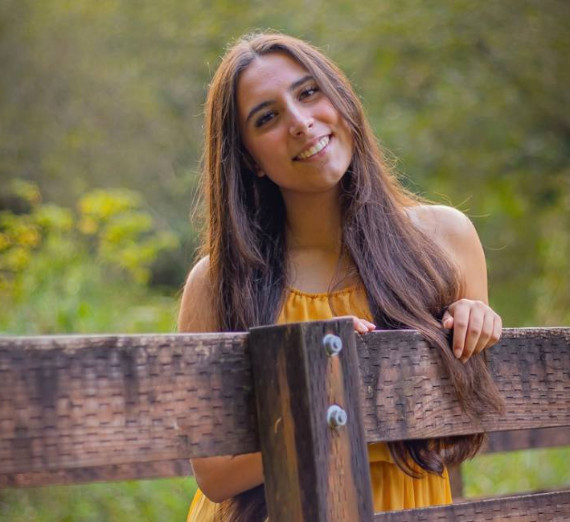 Мужчина с усами в коричневой футболке и ожерелье