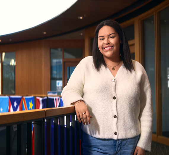 Мужчина с усами в коричневой футболке и ожерелье